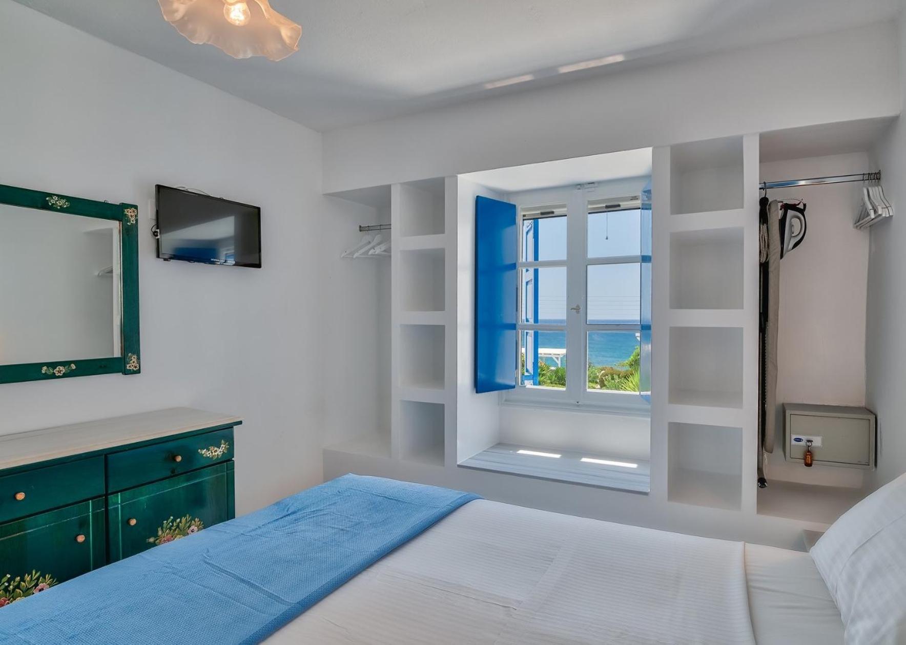 Blue Dolphin Antiparos Villas And Suites Agios Georgios  Экстерьер фото